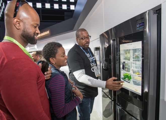 지난 1월 미국 라스베이거스에서 열린 세계최대 전자 전시회 CES2019에서 관람객들이 삼성전자 패밀리허브 냉장고를 살펴보고 있다. / 사진 제공 = 삼성전자