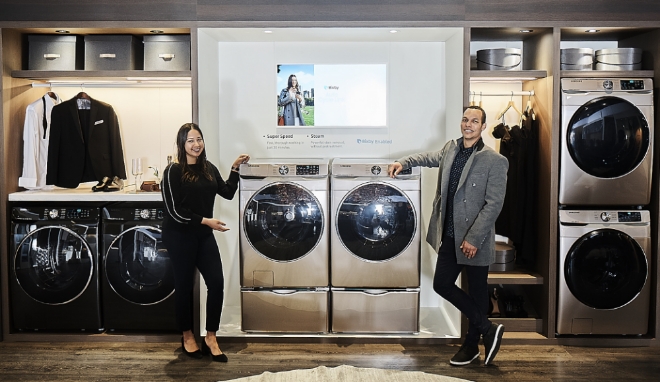 지난 2월 미국 라스베이거스에서 열린 북미 최대 주방·욕실 전시회 KBIS2019에서 삼성전자 모델이 드럼세탁기 신제품을 소개하고 있다. / 사진 제공 = 삼성전자