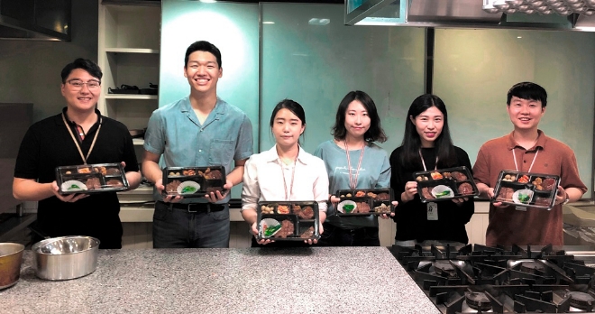 CJ제일제당 기업외식SU 소속 임직원들이 지역사회 소외계층에 전달할 도시락을 만든 후 기념촬영을 하고 있다. / 사진 제공 = CJ제일제당