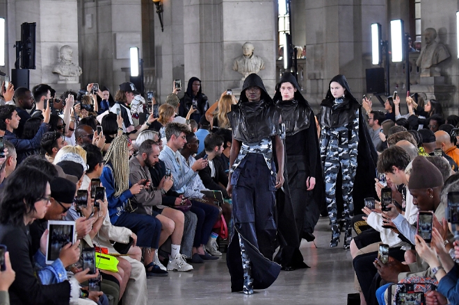 삼성물산패션부문의 글로벌 브랜드 준지(JUUN.J)는 21일 프랑스 파리 의과대학에서 진행된 '20년 봄여름 시즌 파리 컬렉션에서 '모듈(MODULE)'을 테마로 정교한 테일러링과 스포티즘을 접목해 갈채를 받았다. 특히 준지는 피날레에서 스포티한 경량 파카와 가죽 베스트가 하나된 옷으로 런웨이를 구성, 참석자들의 환호와 박수를 받았다. / 사진 제공 = 삼성물산 패션부문