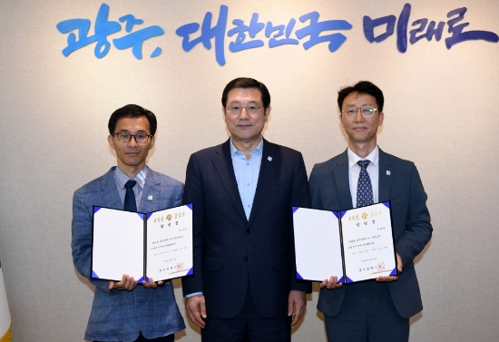 이용섭 광주광역시장이 24일 오전 시청 3층 접견실에서 광주도시철도 공사 임원으로 신규 임용된 노동자이사 2명에게 임명장을 수여한 후 임용자들과 기념촬영을 하고 있다./사진=광주광역시