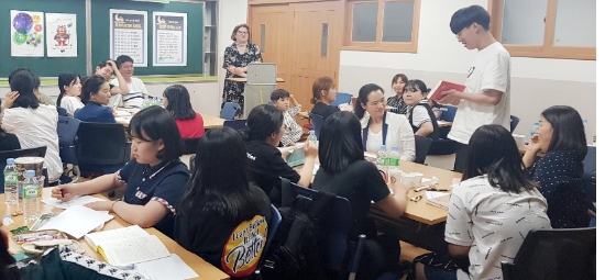 함평 학다리 고등학교는 지난 21일 학교도서실과 연수실에서 50여 명이 참여한 가운데 부모님과 함께하는 달빛독서캠프 를 운영하였다./사진=함평군