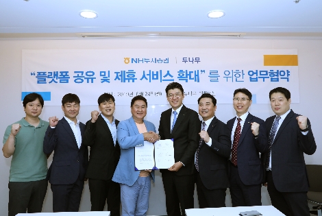 두나무 이석우 대표(가운데 왼쪽), 안인성 NH투자증권 WM Digital본부장(가운데 오른쪽) 및 임직원들이 기념촬영을 하고 있다. 사진=NH투자증권