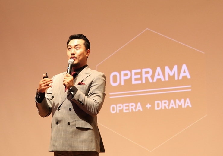 바리톤 정경 교수가 인천성모병원 대강당에서 '오페라마' 공연에 대해 전반적인 설명을 진행하고 있다. (사진=인천성모병원)