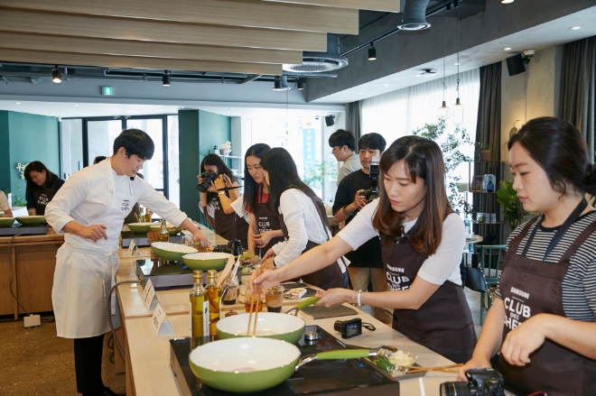 이충후 셰프와 쿠킹클래스에 참여한 소비자들.
