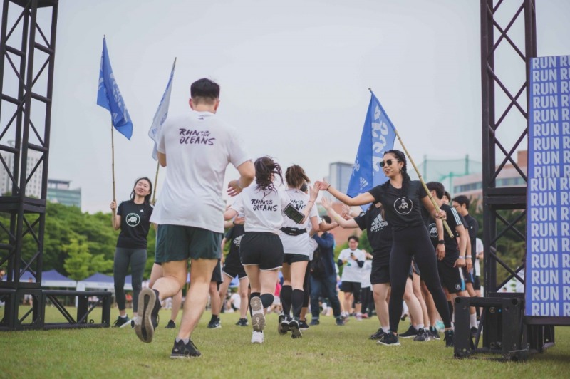 아디다스, 해양 환경 보호를 위한 ‘런포더오션’ 캠페인… 전세계 220만명 동참