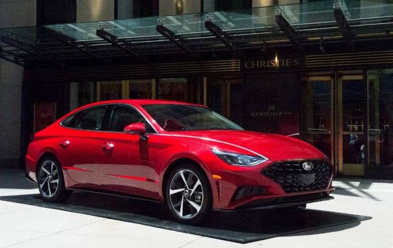 현대자동차가 미국 록펠러센터 크리스티 뉴욕 앞에 전시한 신형 쏘나타.(사진=현대자동차)