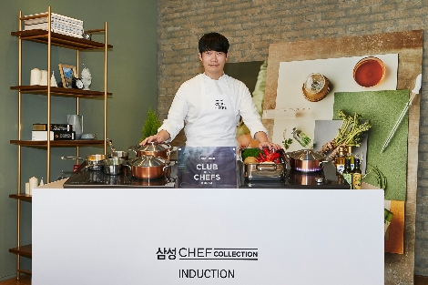 이충후 셰프가 삼성전자가 실시한 '셰프컬렉션 인덕션 쿠킹클래스'에서 요리를 시연하고 있는 모습. 사진=삼성전자