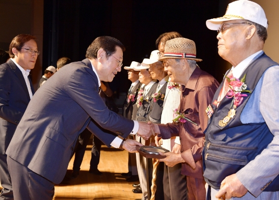 이용섭 광주광역시장이 25일 오전 남구 빛고을시민문화관에서 열린 '제69주년 6·25전쟁 기념식'에 참석해 모범 유공자 표창을 전수하고 있다./사진=광주광역시