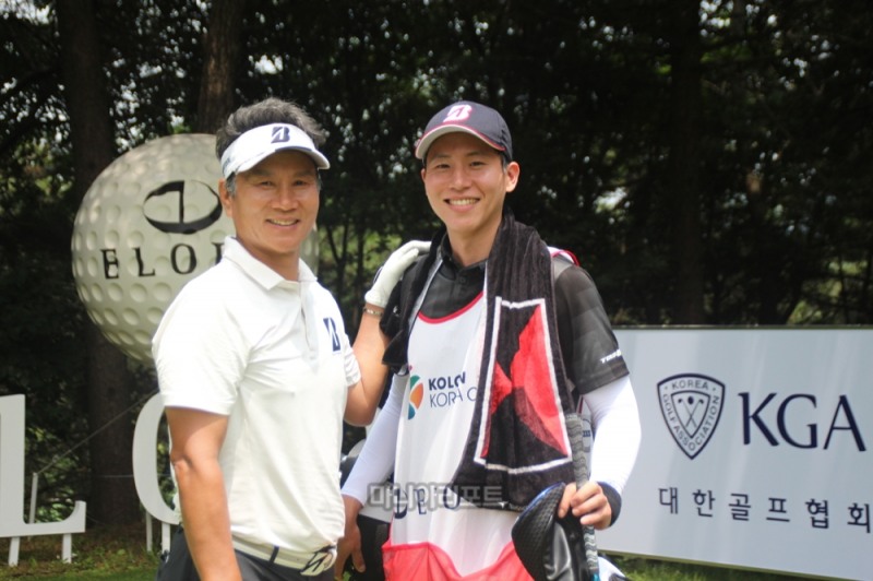김양권 씨와 아버지의 골프백을 책임진 아들 민찬 씨(우측). 사진 제공=한국미드아마추어골프연맹.