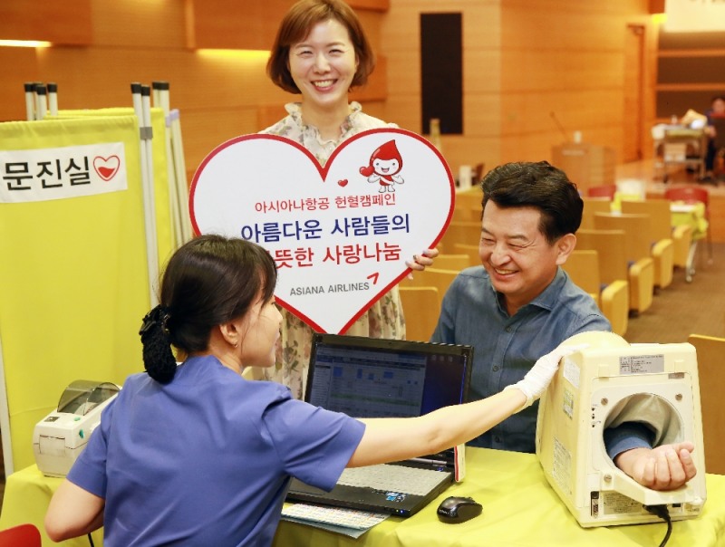 25일(화) 강서구 아시아나항공 본사에서 진행된 헌혈 캠페인에 아시아나항공 안병석 경영관리본부장(오른쪽 첫번째)이 헌혈에 동참하고 있다. 