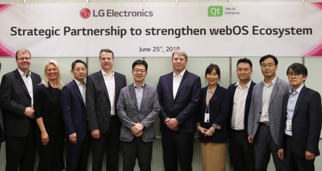 LG전자와 Qt社가 지난 25일 서울 양재동에 위치한 LG전자 서초R&D캠퍼스에서 webOS의 연구개발과 생태계 확대를 위한 사업협력(MOU)을 맺었다. LG전자 CTO 박일평 사장(왼쪽에서 다섯 번째), Qt社 CEO 유하 바렐리우스(왼쪽에서 여섯 번째)가 MOU를 체결한 뒤 양사 관계자들과 기념촬영을 하고 있다. / 사진 제공 = LG전자