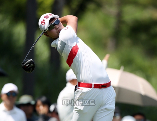 흰색 상, 하의에 빨간 벨트는 이형준의 대회 최종일 차림이다. 사진 제공 =KPGA.