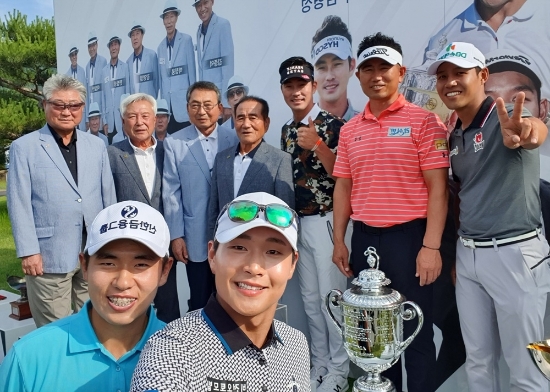 대회를 앞두고 한,미,일 PGA 선수권대회 우승자와 KPGA 레전드가 함께 기념 사진을 찍고 있다. 사진=KPGA 제공