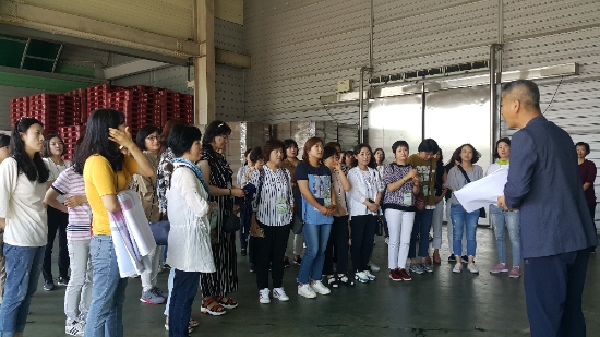 광주광역시동부교육지원청이 지난 25일과 27일 양일간 관내 학교 영양교사, 영양사, 조리사 80여 명을 대상으로 남원 지리산 일원에서 식재료 원산지 현장 체험 연수를 진행하고 있다./사진=시교육청