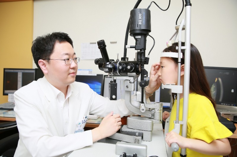 안경 없이 근시 교정? 드림렌즈 착용시 근시 진행 약43% 억제