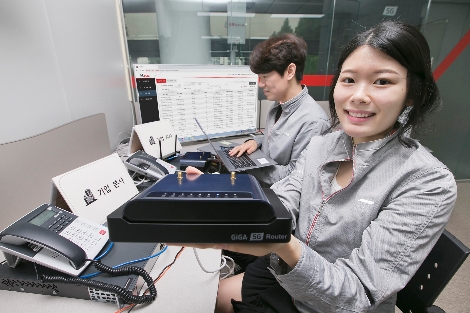 KT 연구원들이 서초구 우면동에 위치한 융합기술원에서 기업 전용회선 장애발생 시 5G 네트워크 전환과 관련한 테스트를 진행하고 있다. 사진=KT