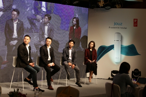 전자담배 브랜드 죠즈의 한국법인인 죠즈코리아가 26일 서울 중구 신라호텔 영빈관에서 기자간담회를 갖고 신제품과 자체 기술 플랫폼을 공개한 가운데 질의응답 시간을 가지고 있다. 왼쪽부터 마이클 탄 죠즈 글로벌 본사 마케팅 헤드, 제이슨 장 죠즈 글로벌 본사 CEO 겸 한국 법인장, 정장용 죠즈 한국법인 영업 담당 상무, 비비 첸 죠즈 글로벌 본사 제품 부문 헤드. 사진=죠즈코리아