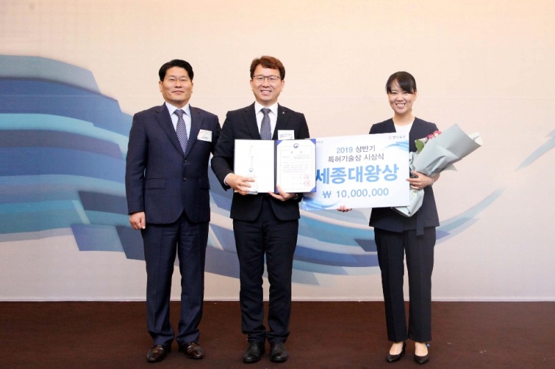 26일 삼정호텔에서 열린 '2019 상반기 특허기술상 시상식'에서 호필수 C&C신약연구소 대표이사를 비롯한 관계자들이 기념촬영을 하고 있다. 좌측부터 전세창 특허청 차장, 호필수 C&C신약연구소 대표이사, 김혜정 C&C신약연구소 책임연구원. (사진=JW중외제약)