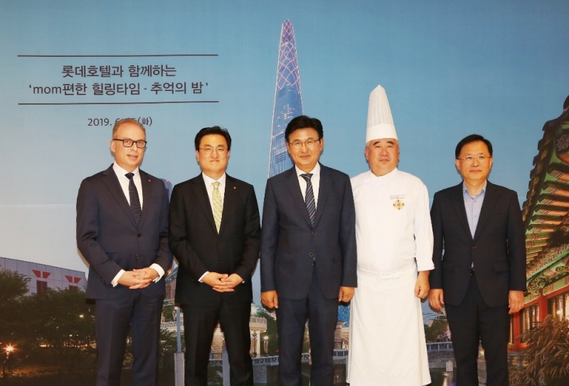 사진 좌측부터 몰튼 앤더슨 시그니엘서울 총지배인, 심희승 롯데호텔월드 총지배인, 박성수 송파구청장, 이승권 롯데호텔월드 조리팀장, 하태훈 송파구 주민복지국장이 지난 25일 열린 ‘맘편한 힐링타임-추억의 밤’ 행사에서 기념 촬영을 하고 있다.(사진=호텔롯데)