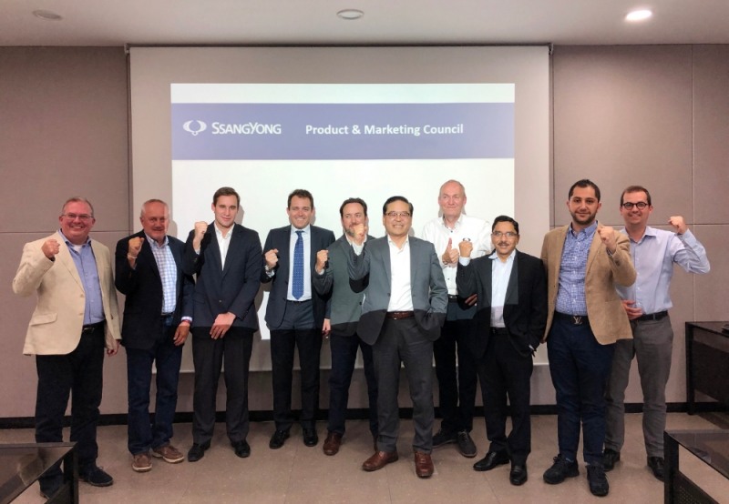 참석자들이 미팅 후 판매확대 의지를 다짐하며 구호를 외치고 있다.(사진=쌍용자동차)