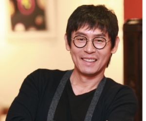 배우 설경구, 5번째 스타체어 주인공..수익금 전액 기부