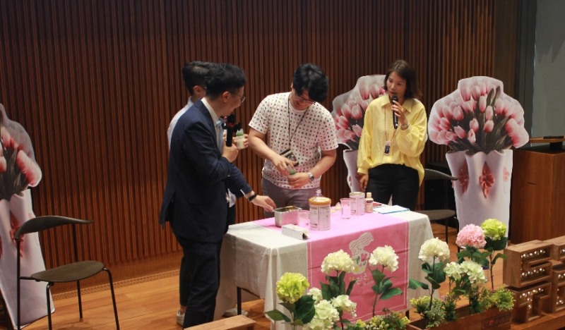(왼쪽부터)한상규 MC, 개그맨 이재훈, 예비 아빠, 강남지점 김방섭 차장이 분유 타기 참여형 수업을 진행하는 모습. (사진=남양유업)