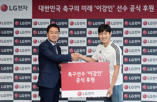 LG전자, 국가대표 이강인 선수 3년간 공식 후원01/02: LG전자가 26일 서울 여의도 LG트윈타워에서 이강인 선수 공식 후원 조인식을 열었다. LG전자 한국영업본부장 최상규 사장(왼쪽)과 이강인 선수가 조인식 후 기념촬영을 하고 있다. /사진 제공 = LG전자