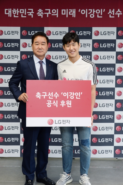 LG전자, 국가대표 이강인 선수 3년간 공식 후원03: LG전자가 26일 서울 여의도 LG트윈타워에서 이강인 선수 공식 후원 조인식을 열었다. LG전자는 이강인 선수를 스마트폰, 에어컨, 냉장고 등 LG전자 제품 모델로도 기용한다. 이강인 선수가 LG V50 ThinQ 광고를 촬영하고 있다. / 사진 제공 = LG전자