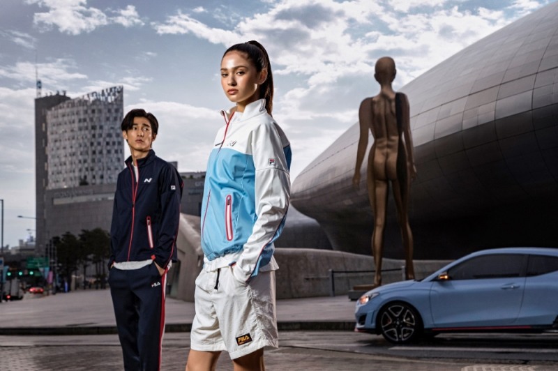 동대문 디자인 플라자를 배경으로 한 N 브랜드 컬렉션 소프트 쉘 자켓 2종 화보.(사진=현대자동차)