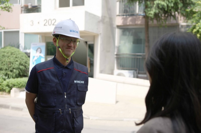 윈체 시공 전문가와 시공 후 인터뷰를 진행하고 있다.(사진=윈체)