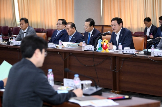 이용섭 광주광역시장이 27일 오전 시청 3층 중회의실에서 ‘광주광역시 일자리위원회 4차 회의’에 참석해 회의를 주재하고 있다./사진=광주광역시