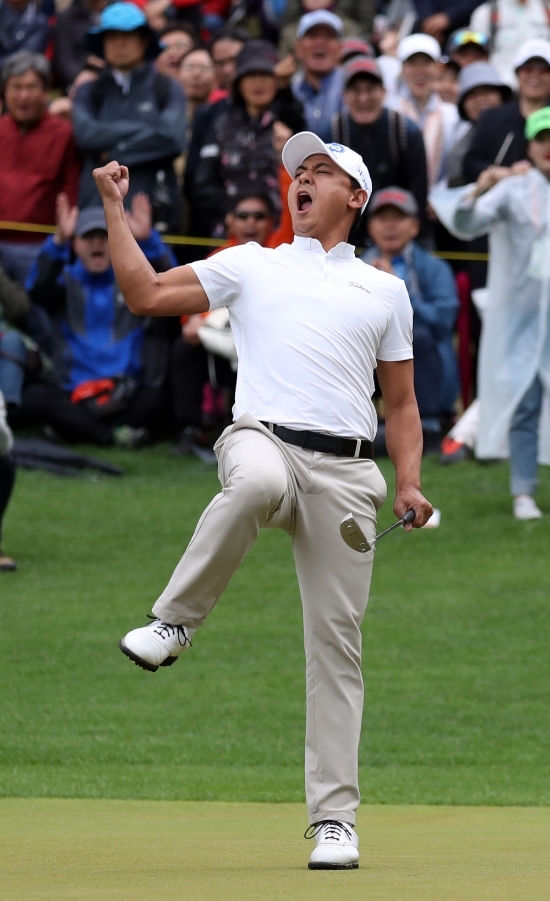 큰 동작과 표정이 한껏 담긴, 박상현의 트레이드 마크이기도 한 우승 세리머니. 사진=KPGA.