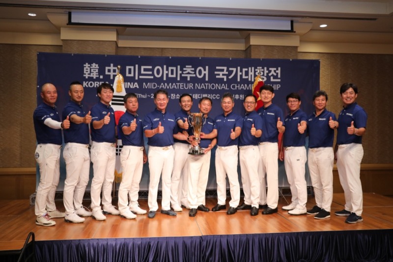 우승컵을 가운데 두고 기념 촬영을 한 한국 팀. 사진제공=한국미드아마추어골프연맹. 