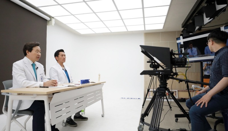 자생의료재단 신준식 명예이사장이 미국 국방부 건강국(DHA) 원격 강의를 통해 한방 비수술 치료법에 대한 교육을 진행하고 있다. (사진=자생의료재단)