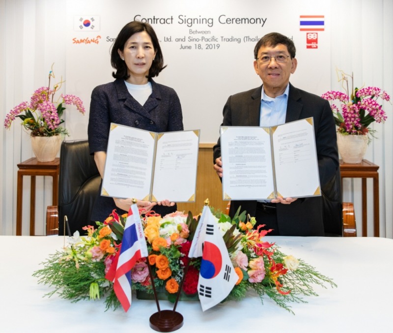 삼양식품은 최근 태국 방콕에서 수입 전문 유통기업 ‘시노 퍼시픽(Sino Pacific)'과 유통 및 판매에 관한 계약을 체결했다. (왼쪽) 삼양식품 김정수 사장, (오른쪽) 시노 퍼시픽 에카차이 싸웻쏨폽(EKACHAI SAVETSOMPHOB) 회장. (사진=삼양식품)