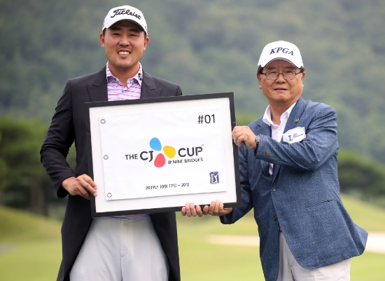 CJ컵 출전권을 들고있는 이원준과 KPGA 양휘부회장. 사진=KPGA 제공