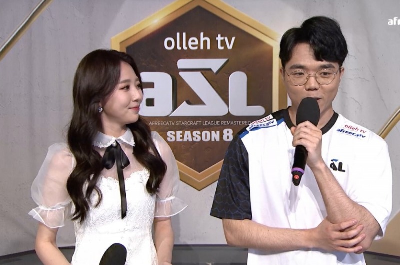 방송 인터뷰에 임하고 있는 이예훈(오른쪽, 사진=생중계 화면 캡처).