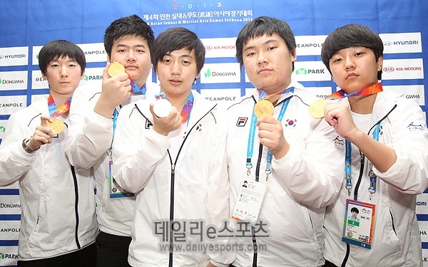 2013년 인천 실내무도 아시안 게임에서 금메달을 획득한 kt 롤스터 불리츠.