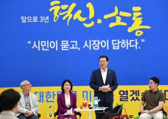 이용섭 광주광역시장이 1일 오전 시청 1층 시민홀에서 열린 민선 7기 취임 1년 '시민이 묻고 시장이 답하다' 열린토론회에 참석해 시민들의 질문에 답변을 하고 있다./사진=광주광역시