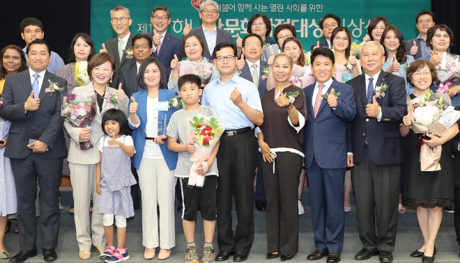 하나금융나눔재단은 지난 2일 하나금융그룹 명동사옥 대강당에서 '제11회 하나다문화가정대상' 시상식을 개최했다. 함영주 하나금융나눔재단 이사장(사진 앞줄 오른쪽에서 세번째), 진선미 여성가족부장관(사진 앞줄 왼쪽에서 두번째), 김인순 해밀학교 이사장(사진 앞줄 오른쪽에서 네번째)이 참가자들과 함께 기념촬영을 하고 있다./ 사진 제공 = KEB하나은행