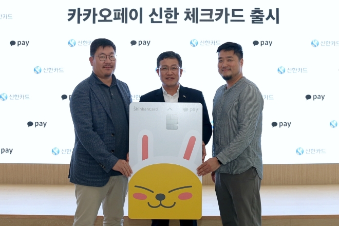신한카드(사장 임영진)는 카카오페이와 함께 카카오프렌즈의 ‘무지’ 캐릭터를 카드 플레이트 디자인에 적용한 ‘카카오페이 신한 체크카드’를 출시했다고 3일 밝혔다. 경기도 성남시 카카오페이 본사에서 이석창 신한카드 영업총괄본부장(가운데), 이진 카카오페이 사업 총괄(왼쪽), 이지홍 카카오페이 브랜드 총괄(오른쪽)이 기념사진을 찍고 있다. / 사진 제공 = 신한카드