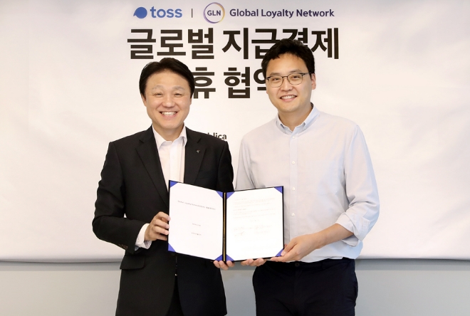 KEB하나은행은 3일 강남구 역삼동에 위치한 아크플레이스 빌딩에서 비바리퍼블리카와 전략적 파트너십 구축을 위한 업무협약을 체결하고 하나금융그룹 글로벌 결제 네트워크 플랫폼인 GLN(Global Loyalty Network)에 토스(Toss)가 공식 참여키로 했다고 밝혔다. 사진은 협약 체결 후 한준성 KEB하나은행 미래금융그룹 부행장과(사진 왼쪽) 이승건 비바리퍼블리카 대표가(사진 오른쪽) 기념촬영을 하고 있는 모습. / 사진 제공 = KEB하나은행