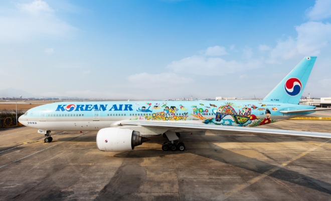 2018년 실시한 제10회 ‘내가 그린 예쁜 비행기’ 사생대회 참가자들이 완성한 공동 작품 및 1~9회 역대 수상작들이 래핑된 대한항공 항공기 / 사진 제공 = 대한항공