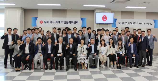 롯데지주 황각규 대표이사(앞줄 좌측에서 6번째)를 비롯한 롯데 기업문화위원회 내·외부위원들이 3일, 롯데아울렛 남악점에서 전남에서 근무하는 현장 직원들과  간담회를 갖고 기념사진을 촬영하고 있다. /사진 제공 = 롯데지주