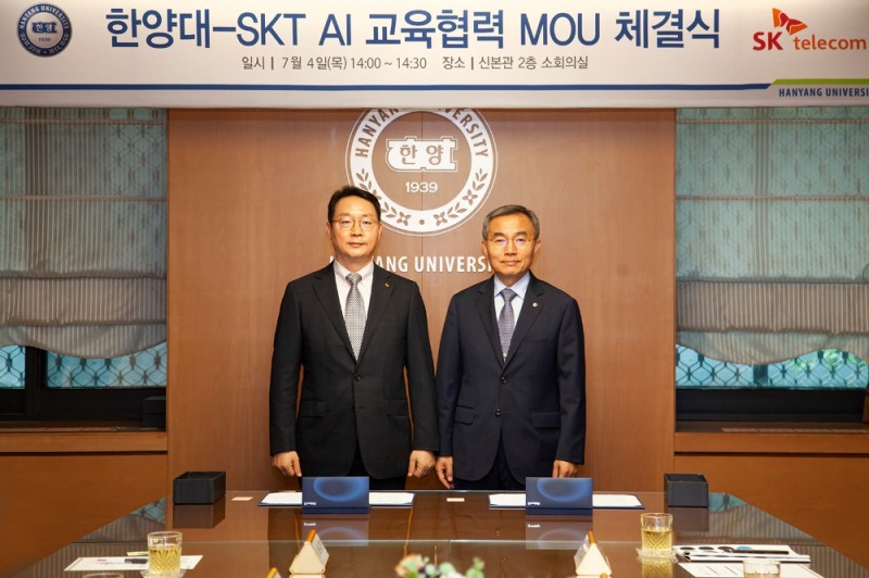 4일 서울 성동구 한양대학교 총장실에서 SK텔레콤 문연회 기업문화센터장(왼쪽)과 한양대학교 김우승 총장이 기념 사진을 촬영하고 있다.