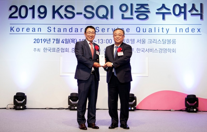 '2019년 한국서비스품질지수 인증 수여식'에서 SK텔레콤 유영상 MNO사업부장(왼쪽)과 한국표준협회 이상진 회장(오른쪽)이 기념 촬영을 하고 있다.