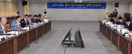 이용섭 광주광역시장이 4일 오전 시청 3층 중회의실에서 열린 ‘광주 소재 국가기관장 정책 간담회’를 주재하고 있다./사진=광주광역시