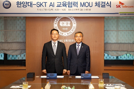 4일 서울 성동구 한양대학교 총장실에서 SK텔레콤 문연회 기업문화센터장(왼쪽)과 한양대학교 김우승 총장이 기념 사진을 촬영하고 있는 모습. / 사진 제공 = SK텔레콤