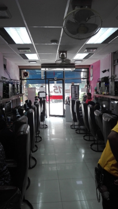 태국 방콕에 위치한 소형 PC방 내부 전경. 태국에서는 PC방을 '란게임'이라고 부른다.